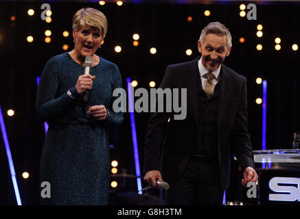 Personalità sportiva dell'anno 2015 - spettacolo dal vivo. Presentatore Gary Lineker con una mano tagliata e presentatore Clare Balding durante lo Sport Personality of the Year 2015 alla SSE Arena di Belfast. Foto Stock