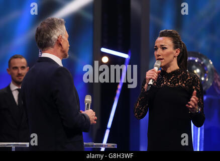 Lucy Bronze parla al presentatore Gary Lineker durante la personalità sportiva dell'anno 2015 presso la SSE Arena di Belfast. Foto Stock