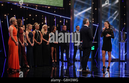 Lucy Bronze con la squadra di football femminile inglese parla con Presenter Gary Lineker durante lo Sport Personality of the Year 2015 alla SSE Arena di Belfast. Foto Stock