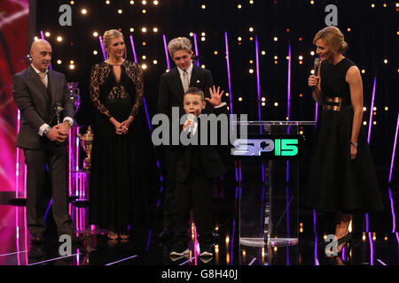 Personalità sportiva dell'anno 2015 - spettacolo dal vivo. Vincitore del premio Helen Rollason, Bailey Matthews durante lo Sports Personality of the Year 2015 alla SSE Arena di Belfast. Foto Stock