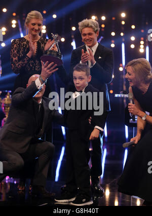 Personalità sportiva dell'anno 2015 - spettacolo dal vivo. Vincitore del premio Helen Rollason, Bailey Matthews durante lo Sports Personality of the Year 2015 alla SSE Arena di Belfast. Foto Stock