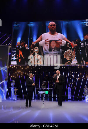 Personalità sportiva dell'anno 2015 - spettacolo dal vivo. Tyson Fury parla con Presenter Gary Lineker durante lo Sport Personality of the Year 2015 alla SSE Arena di Belfast. Foto Stock