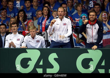 I grandi britannici (sinistra - destra) Jamie Murray, Kyle Edmund, Dominic Inglot e Dan Evans danno il loro sostegno ad Andy Murray durante il terzo giorno della finale della Coppa Davis al Flanders Expo Center di Ghent. Foto Stock