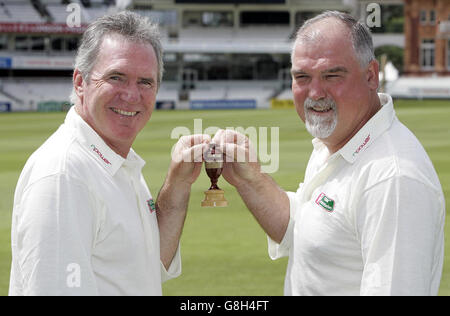 L'ex capitano inglese Mike Gatting (R) e l'ex capitano australiano Allan confine. Foto Stock