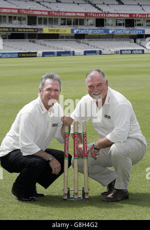 L'ex capitano inglese Mike Gatting (R) e l'ex capitano australiano Allan confine. Foto Stock