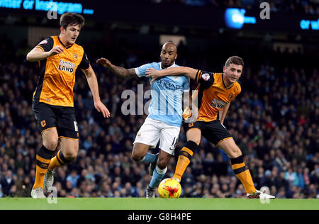 Fabian Delph di Manchester City (a sinistra) e Alex Bruce di Hull City combattono per la palla durante la Capital One Cup, Quarter Final all'Etihad Stadium di Manchester. Foto Stock