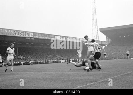 Portiere della Germania occidentale Hans Tilkowski (al piano) Immersioni ai piedi del argentino Luis Artime (r) a. Salva come il compagno di squadra Wolfgang Weber (seconda r) assiste Foto Stock