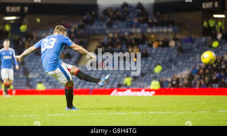 Rangers / Dumbarton - Ladbrokes Scottish Championship - Ibrox Stadium. Il Martyn Waghorn di Rangers segna il suo secondo gol durante la partita del Ladbrokes Scottish Championship all'Ibrox Stadium di Glasgow. Foto Stock