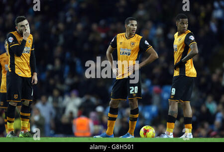 Robert Snodgrass di Hull City (a sinistra), Isaac Hayden di Hull City, (al centro) e Abel Hernandez di Hull City si sono opposti dopo aver ceduto un quarto obiettivo Foto Stock