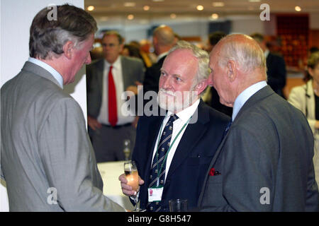 Il presidente del Surrey CCC Richard Stilgoe parla con gli ospiti del Apertura dello stand OCS del Brit Oval Foto Stock