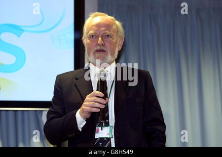 Il presidente del Surrey CCC Richard Stilgoe all'apertura del Stand OCS del Brit Oval Foto Stock