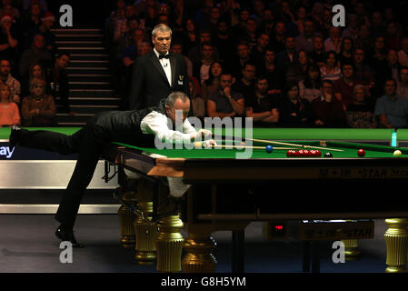 Campionato britannico di biliardo Betway - Day Ten - York Barbican. John Higgins in azione contro Neil Robertson durante il giorno dieci del campionato britannico di biliardo di Betway 2015 allo York Barbican, York. Foto Stock