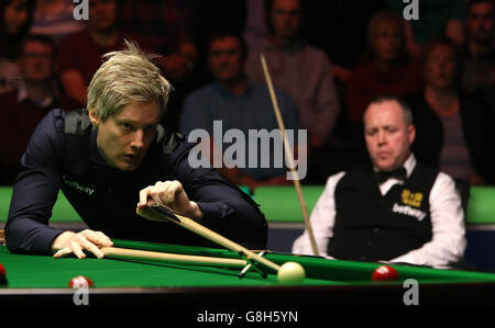 Campionato britannico di biliardo Betway - Day Ten - York Barbican. Neil Robertson in azione contro John Higgins durante il giorno dieci del campionato britannico di biliardo Betway 2015 allo York Barbican, York. Foto Stock