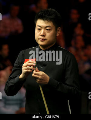 Liang Wenbo in azione contro Marco fu durante il giorno 10 del Betway UK Snooker Championship 2015 allo York Barbican, York. Foto Stock