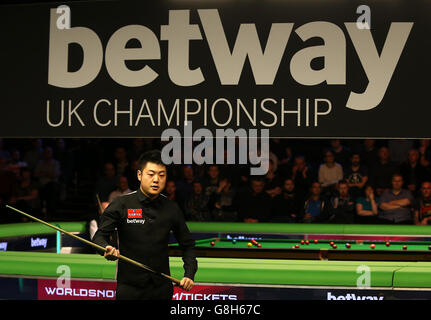 Liang Wenbo in azione contro Marco fu durante il giorno 10 del Betway UK Snooker Championship 2015 allo York Barbican, York. Foto Stock