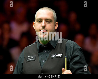 David Grace al tavolo nella sua partita semifinale contro Liang Wenbo durante il giorno undici del Betway UK Snooker Championship 2015 allo York Barbican, York. Foto Stock