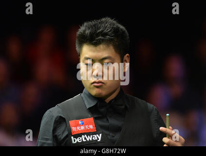 Liang Wenbo al tavolo nella sua semifinale contro David Grace durante l'undici giorno del Betway UK Snooker Championship 2015 allo York Barbican, York. Foto Stock