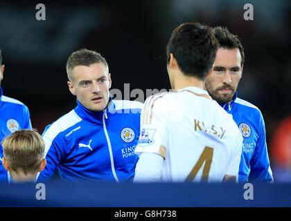 Jamie Vardy di Leicester City (a sinistra) e Sung-Yeung Ki di Swansea City scuotono le mani prima della partita della Barclays Premier League al Liberty Stadium di Swansea. Foto Stock