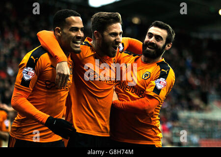 Wolverhampton Wanderers, capocannoniere James Henry, al centro, con i compagni di squadra Jack Price, Right, e Jordan Graham mentre celebra l'obiettivo di apertura Foto Stock