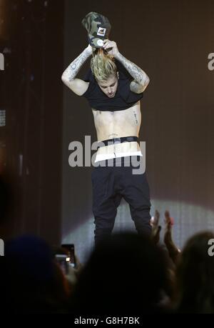 Justin Bieber suona sul palco durante la Capital FM Jingle Bell Ball 2015 che si tiene presso la O2 Arena di Londra Foto Stock