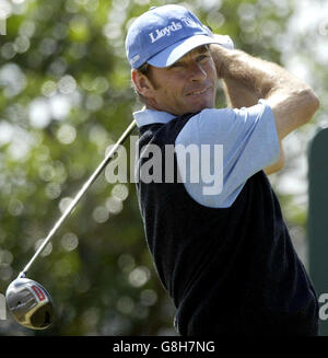 Golf - 134th Open Championship 2005 - 3° giorno - il campo Vecchio, St Andrews. Nick Faldo, l'inglese, si sfila sulla seconda buca. Foto Stock