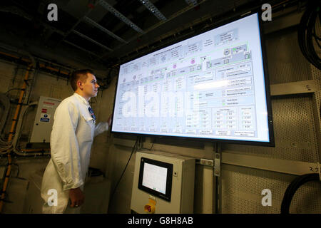 Il tenente Andrew Watkis vede una simulazione delle informazioni sul generatore su un monitor nel centro di controllo della nave della HMS Queen Elizabeth Aircraft Carrier, attualmente in costruzione nei moli di Rosyth, Fife. Foto Stock