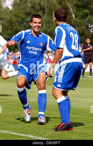 Calcio - Coppa Intertoto - terzo turno - prima tappa - FK ZTS Dubnica v Newcastle United - Centralny Stadium. Michael Chopra (r) del Newcastle United celebra il traguardo di apertura contro FK ZTS Dubnica con Steven Taylor Foto Stock