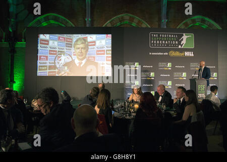 Arsenal manager Arsene Wenger accetta il trofeo per il giocatore dell'anno per conto di Alexis Sanchez durante il Football Supporters Federation Awards 2015, in collaborazione con William Hill, al St Pancras Renaissance Hotel, Londra. Foto Stock