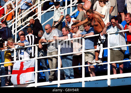 Calcio - Intertoto Cup - terzo turno - prima tappa - FK ZTS Dubnica v Newcastle United - Centralny Stadium. I fan di Newcastle United si divertono al sole Foto Stock