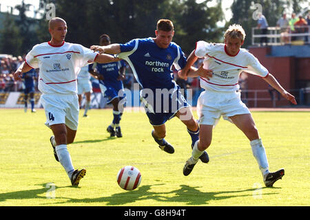 Calcio - Coppa Intertoto - terzo turno - prima tappa - FK ZTS Dubnica v Newcastle United - Centralny Stadium. James Milner, il Newcastle United, affronta le sfide di Dalidor Pleva (R) e Igor Drzik (l) di FK ZTS Dubnica Foto Stock