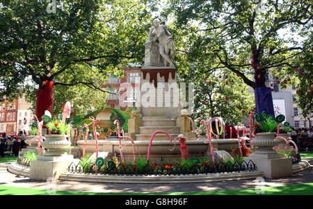 I giardini pubblici di Leicester Square, nel centro di Londra, sono trasformati in una scena di Charlie e della fabbrica di cioccolato. Foto Stock