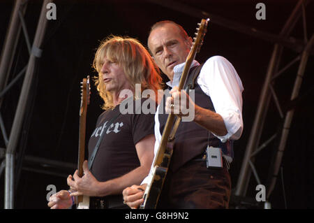 Musica - Festival musicale di Guilfest 2005 - Stoke Park. Francesco Rossi (r) e Rick Parfitt di Status Quo sul palco. Foto Stock