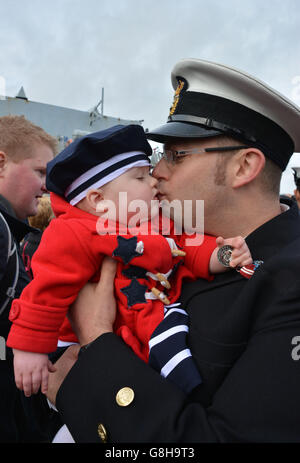 Il Chief Petty Officer David House dà la sua figlia di otto mesi Sophie, mentre la HMS Richmond ritorna dopo aver effettuato pattugliamenti di sicurezza del Mediterraneo e dell'Oceano Indiano, alla base navale di Portsmouth. Foto Stock