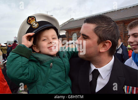 Il piccolo ufficiale Marc Seymour, 32 anni, di Sittingbourne, Kent, è accolto a casa dal figlio Jack, tre anni, mentre l'HMS Richmond ritorna alla base navale di Portsmouth dopo aver effettuato pattugliamenti di sicurezza del Mediterraneo e dell'Oceano Indiano. Foto Stock