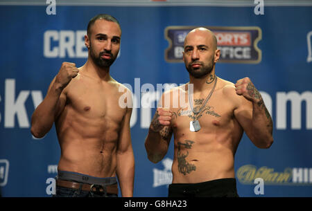 Paulie Malignaggi (a sinistra) con il suo avversario Antonio Moscatiello durante la pesata in Indigo alla O2 di Londra. Foto Stock