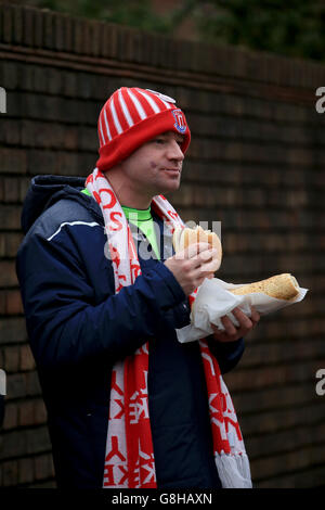 Un fan di Stoke City può gustare un hamburger fuori dal campo prima della partita della Barclays Premier League all'Upton Park, Londra. PREMERE ASSOCIAZIONE foto. Data immagine: Sabato 12 dicembre 2015. Vedi storia della PA CALCIO West Ham. Il credito fotografico dovrebbe essere: John Walton/PA Wire. Foto Stock