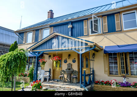 Chambly, Canada - 24 June, 2016: in legno tipico country house in Chambly, Quebec. Foto Stock