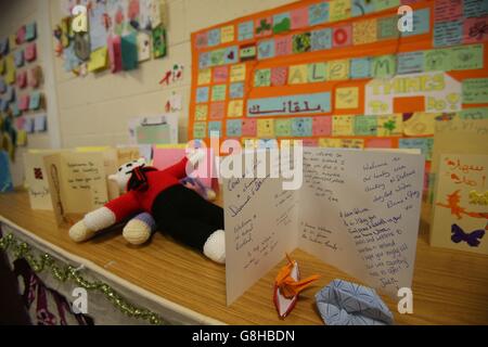 Giocattoli e carte fatte a mano dai bambini delle scuole locali in un centro di accoglienza in una località non divulgata a Belfast che fornirà alloggio temporaneo per il primo gruppo di rifugiati siriani a reinsediare nell'Irlanda del Nord. Foto Stock