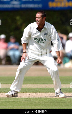 Cricket - Frizzell County Championship - Divisione uno - Surrey / Kent - The Sports Ground. Andrew Hall di Kent rivendica il cazzo di Azhar Mahmood di Surrey Foto Stock