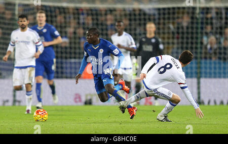 N'Golo Kante di Leicester City (a sinistra) e l'Oscar di Chelsea in azione durante la partita della Barclays Premier League al King Power Stadium di Leicester. PREMERE ASSOCIAZIONE foto. Data immagine: Lunedì 14 dicembre 2015. Vedi PA storia CALCIO Leicester. Il credito fotografico dovrebbe essere: Simon Cooper/PA Wire. Foto Stock