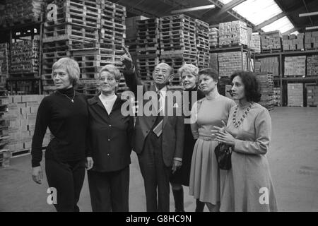 Cinque membri della National Housewives Association cercano zucchero nel magazzino di Tesco, su invito del suo capo, Sir John Cohen. (l-r) Annie Kenney, Gladys Moore, Sir John Cohen, Cynthia Stein, Betty Stevens e Sandra Brookes. Foto Stock