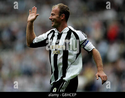 Calcio - Coppa Intertoto - terzo turno - seconda tappa - Newcastle United v FK ZTS Dubnica - St James' Park. Alan Shearer, il Newcastle United, celebra il suo secondo obiettivo. Foto Stock