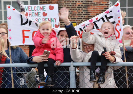 Emilia Shields (sinistra), 3, con madre, Gemma Shields (seconda a sinistra), 31, nonna Margaret Shields (seconda a destra), e Isabel Shields, 5, (destra) che si accampano a casa Petty Officer Phil Shields, 34, da Gosport, Hampshire, mentre arriva a bordo di HMS Lancaster alla base navale di Portsmouth dopo un viaggio di 35,000 miglia attraverso quattro oceani. Foto Stock