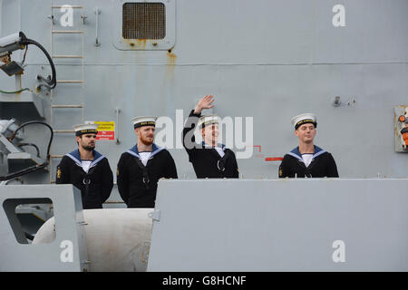 I marinai si aggirano verso le loro famiglie quando arrivano a bordo dell'HMS Lancaster, mentre ritorna alla base navale di Portsmouth dopo un viaggio di 35,000 km attraverso quattro oceani. Foto Stock