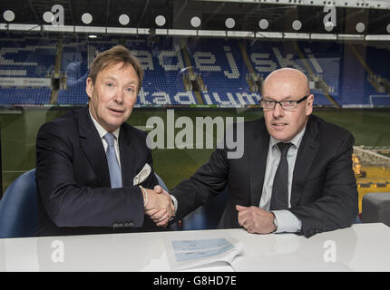 Il Direttore Generale del Reading FC Nigel Howe (a sinistra) guarda a come il nuovo Direttore Brian McDermott firma il suo contratto prima di una conferenza stampa al Madejski Stadium, Reading. Foto Stock