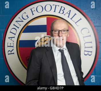 ***IMMAGINE ESCLUSIVA*** il nuovo direttore del FC Reading Brian McDermott propone un ritratto a seguito di una conferenza stampa allo stadio Madejski di Reading. Foto Stock