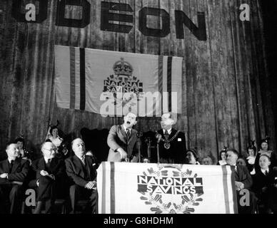 Il comico Norman Wisdom inizia il 7° Premium Bonds Draw da telecomando presso l'Odeon Cinema di Oxford Street, Manchester. Quando Norman Wisdom ha premuto il pulsante, 'Ernie', il selettore elettronico del robot, è entrato in azione presso l'ufficio Premium Bonds di Lytham St Annes, Lancashire, per scegliere i vincitori di 6,995 premi. *NEG è corrotto. Acquisito dal contatto. Foto Stock