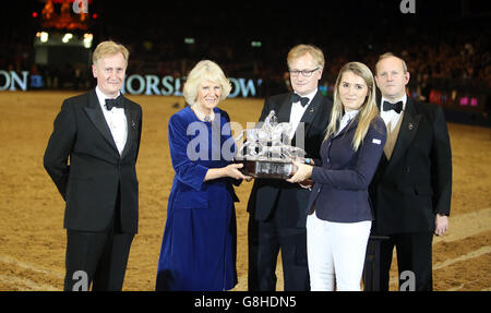 La Duchessa di Cornovaglia presenta il trofeo Raymond Brooks-Ward a Jessica Mendoza in Gran Bretagna durante il terzo giorno dell'Olympia London International Horse Show presso l'Olympia Exhibition Centre di Londra. Foto Stock