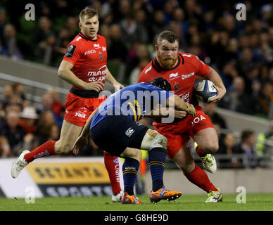 Leinster / Tolone - Coppa dei campioni europei - Stadio Aviva. Matt Stevens di Tolone (a destra) è affrontato da Richardt Strauss di Leinster durante la partita della European Champions Cup all'Aviva Stadium di Dublino. Foto Stock