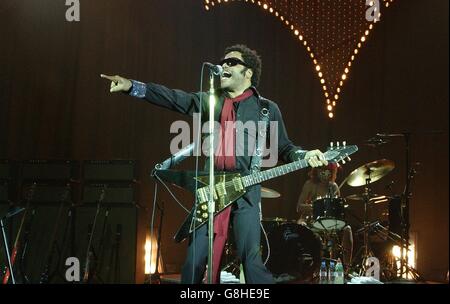 Lenny Kravitz Gig - il Carling Hammersmith Apollo. Il cantante Lenny Kravitz suona. Foto Stock